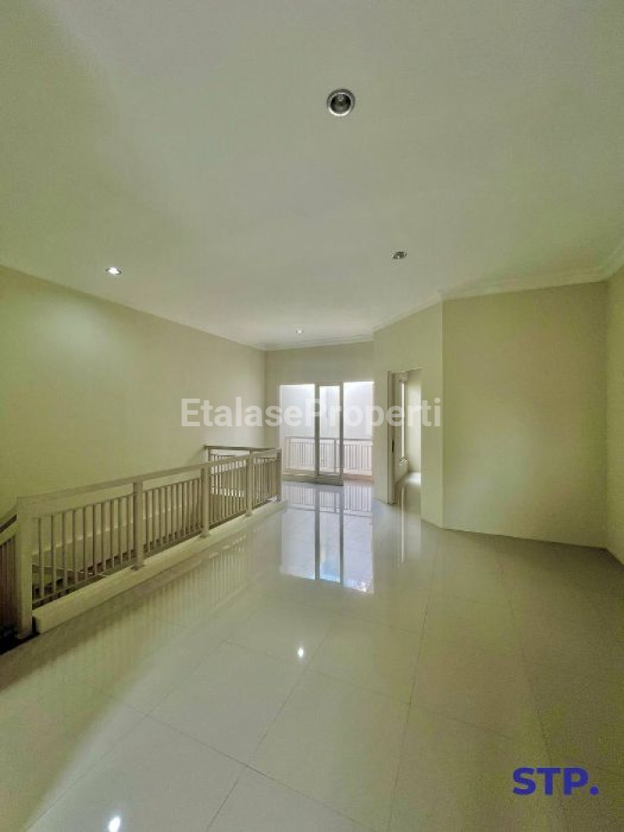 Foto properti Jual Rumah 2 Lantai Dukuh Kupang Barat 8