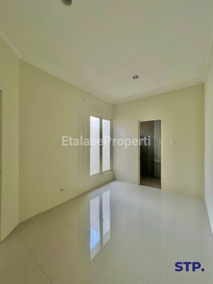 Foto properti Jual Rumah 2 Lantai Dukuh Kupang Barat 9