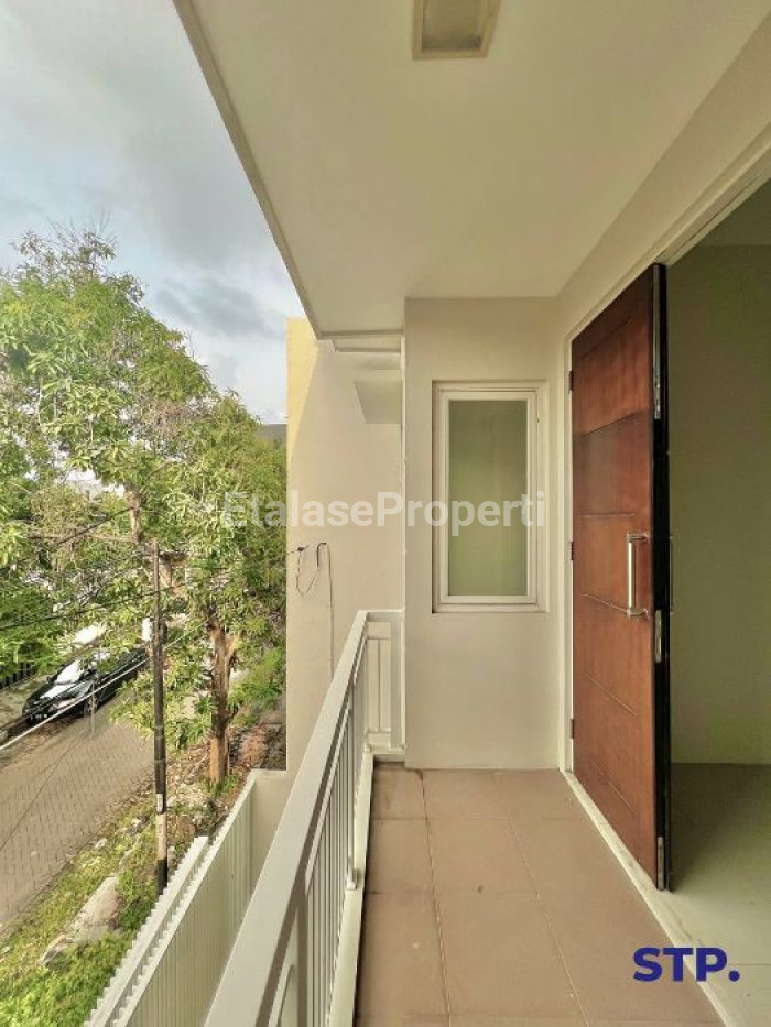 Foto properti Jual Rumah 2 Lantai Dukuh Kupang Barat 2