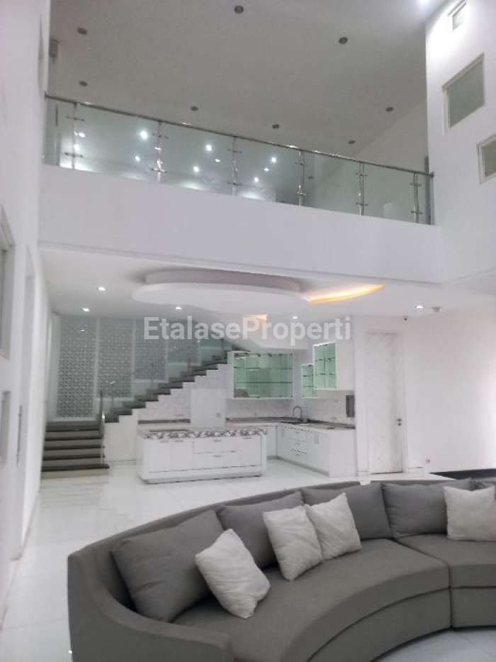Foto properti Dijual Rumah Main Road Royal Residence Ciamik 2