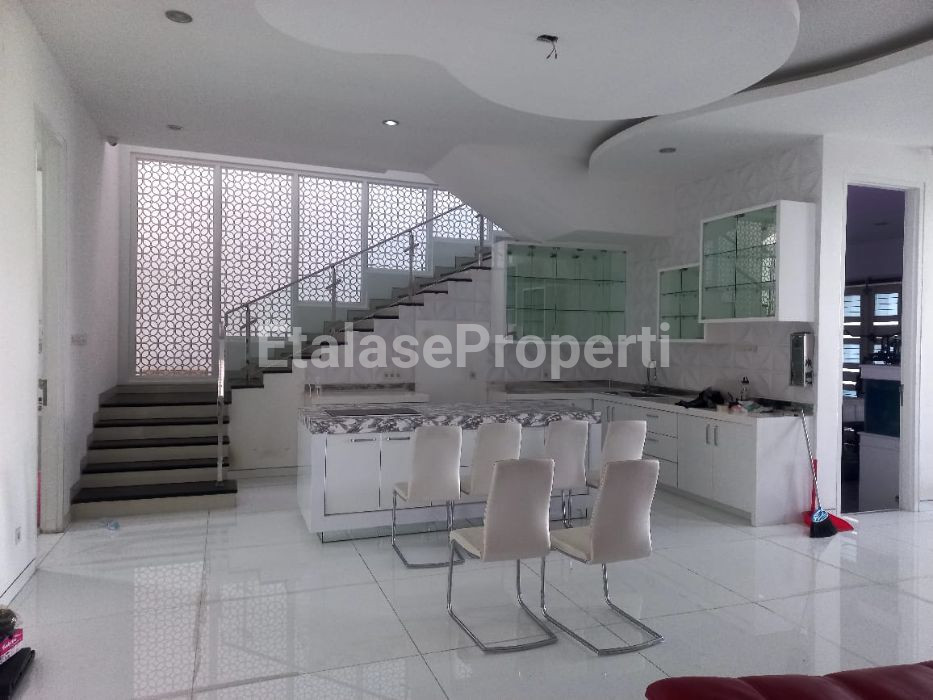 Foto properti Dijual Rumah Main Road Royal Residence Ciamik 9