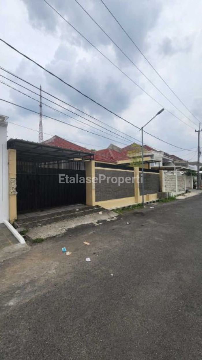 Foto properti *Dijual Rumah Simpang Darmo PermaI Utara* 1