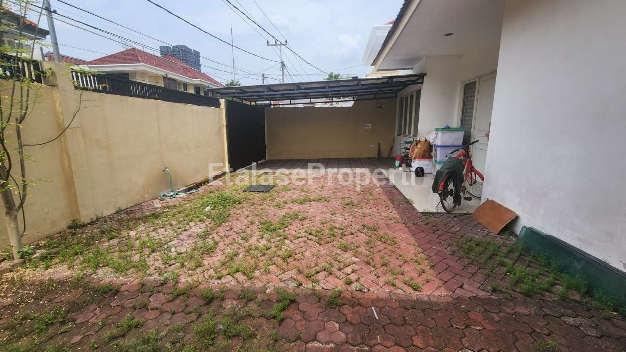 Foto properti *Dijual Rumah Simpang Darmo PermaI Utara* 2