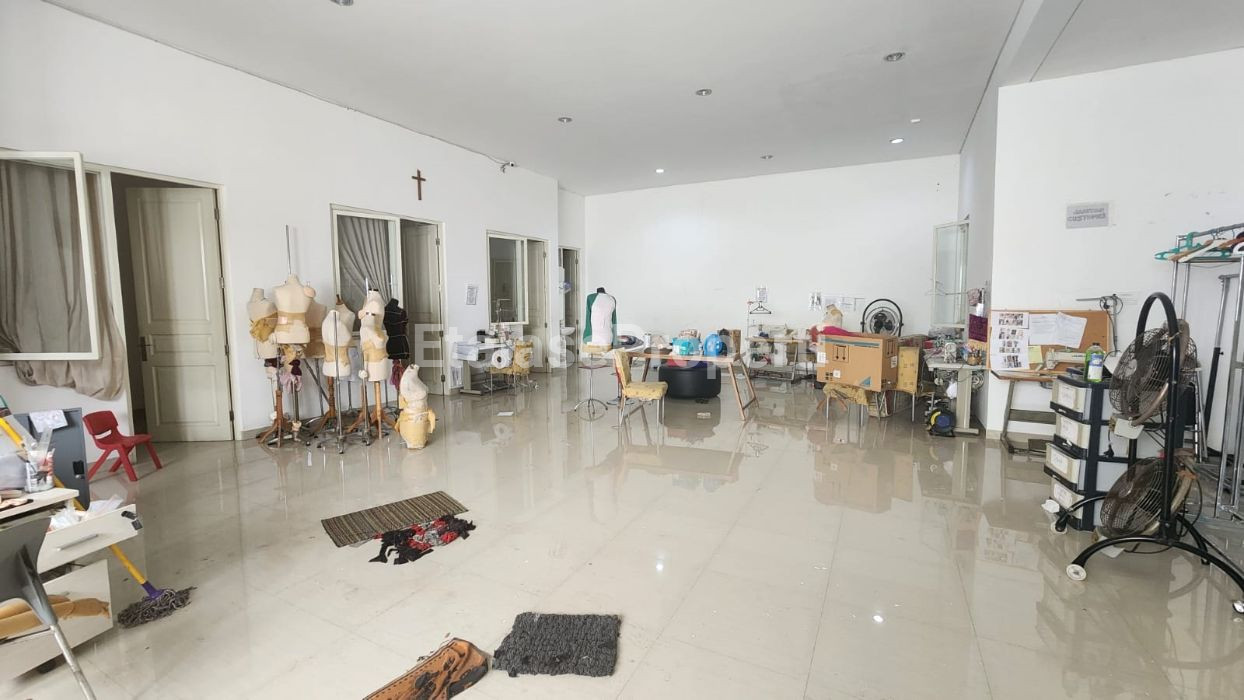 Foto properti *Dijual Rumah Simpang Darmo PermaI Utara* 4