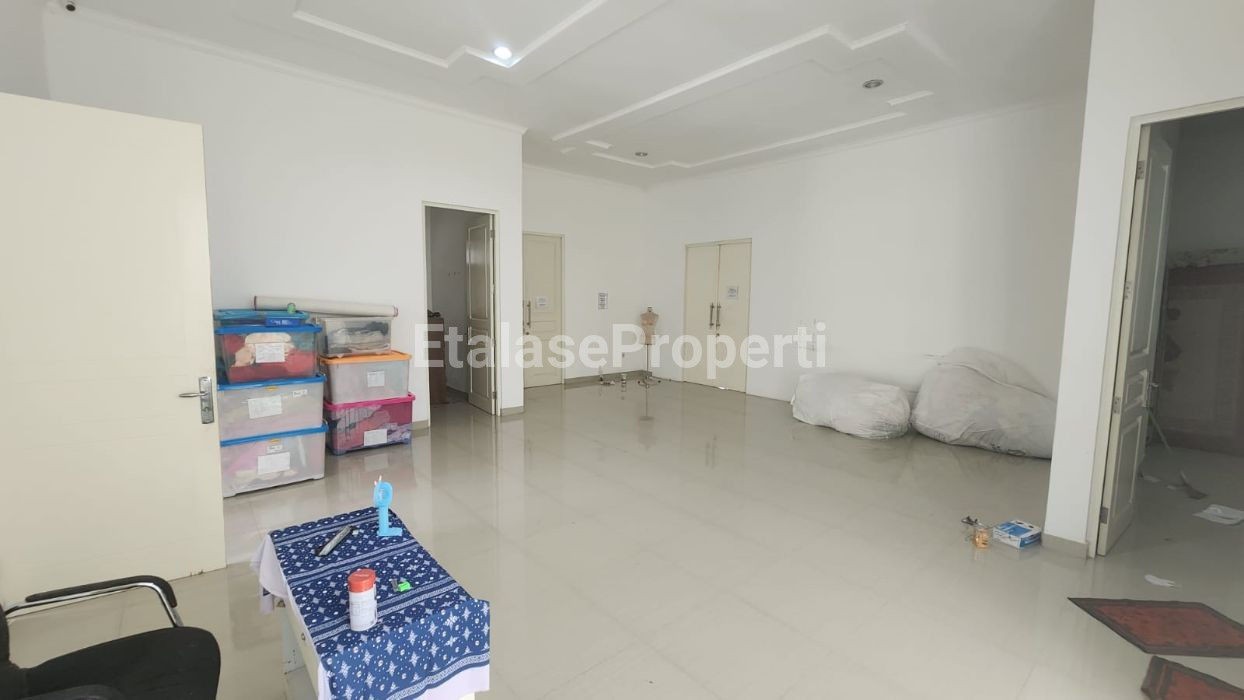 Foto properti *Dijual Rumah Simpang Darmo PermaI Utara* 5