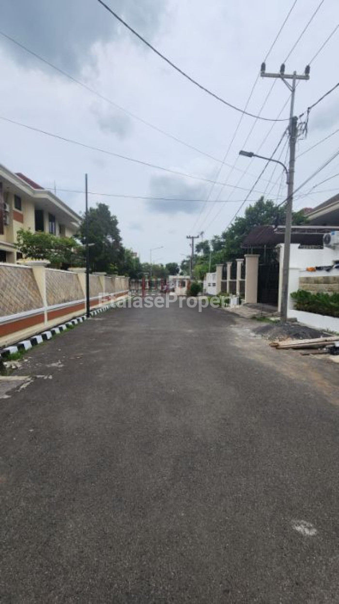 Foto properti *Dijual Rumah Simpang Darmo PermaI Utara* 7
