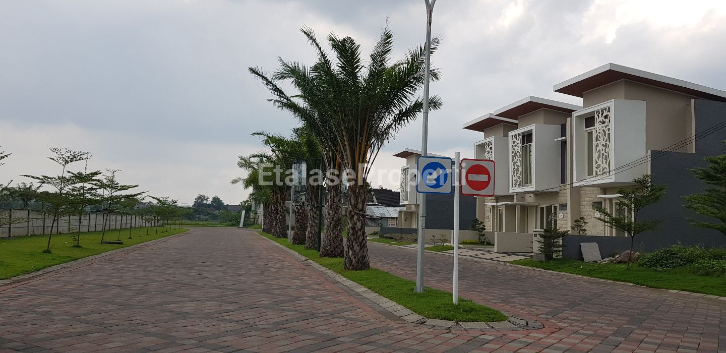 Foto properti Jual 2 Rumah Baru Jejer Di Cluster Grand Shanaya, Perum Puri Safira Regency, Menganti, Gresik 1