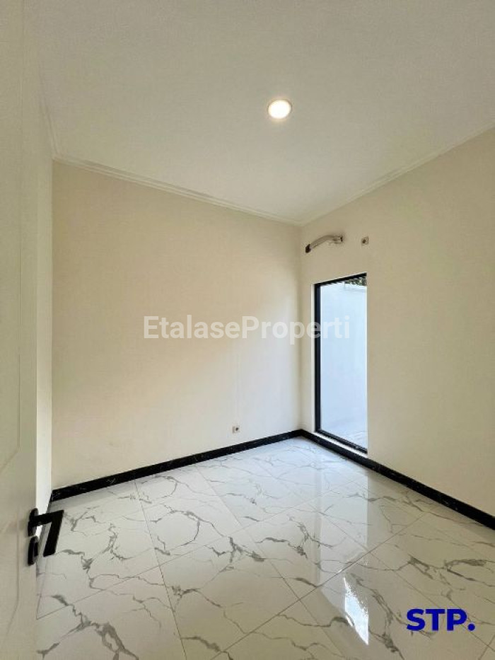 Foto properti Jual Cepat, Rumah Baru Renovasi Di Taman Puspa Raya Citraland 4