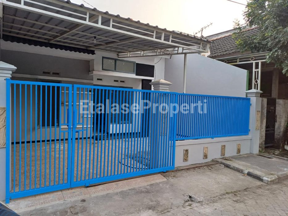 Foto properti Rumah Di Perumahan Rumah Di Graha Indraprasta, Blok C2 No.12  Tulangan Sidoarjo Dekat  Jalan Akses Ke Surabaya Dan Malang 4