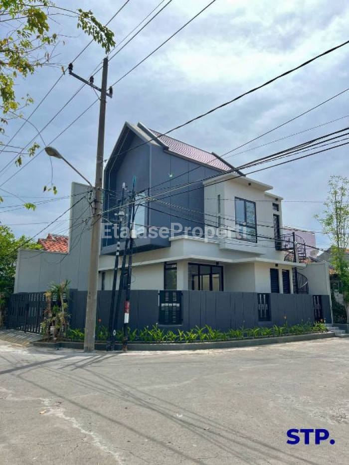 Foto properti Turun Harga - Rumah Baru Hoek Di Babatan Pantai Bonus Rooftop 1
