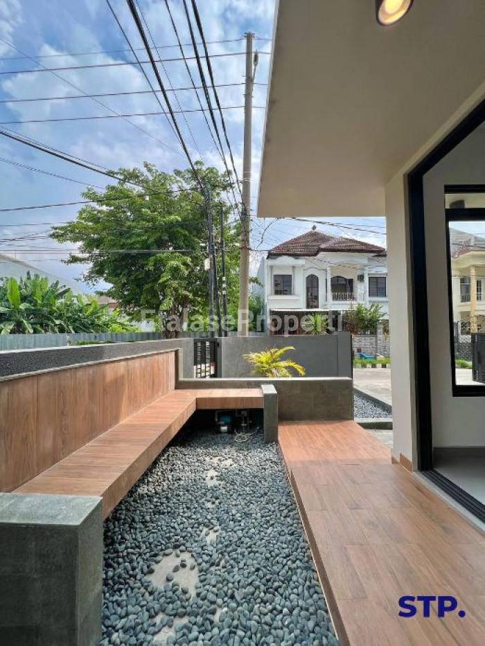 Foto properti Turun Harga - Rumah Baru Hoek Di Babatan Pantai Bonus Rooftop 2