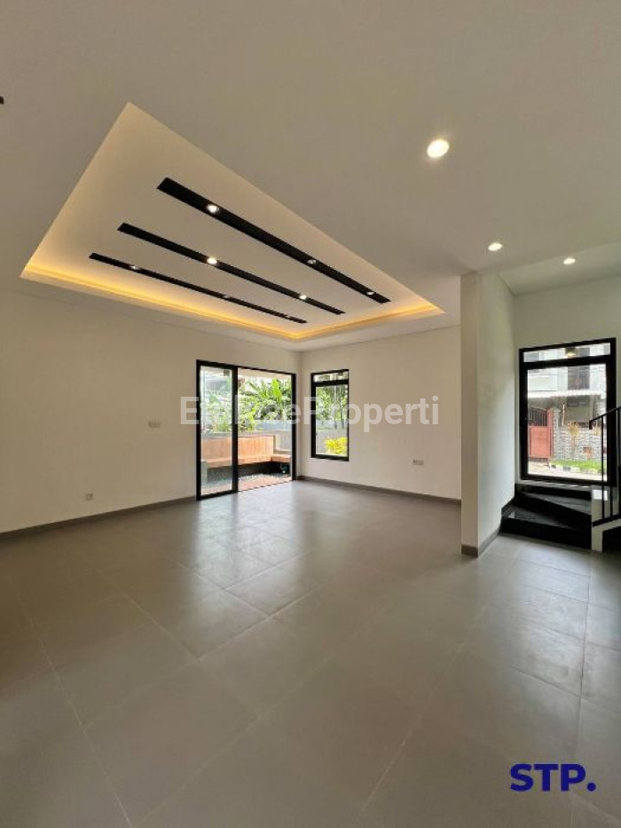 Foto properti Turun Harga - Rumah Baru Hoek Di Babatan Pantai Bonus Rooftop 3