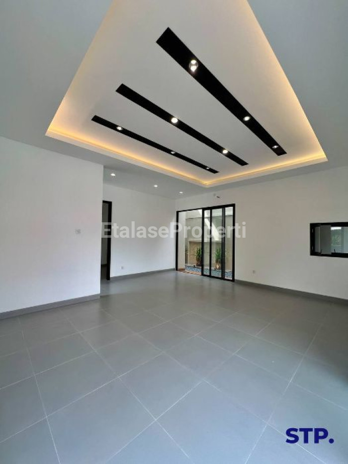 Foto properti Turun Harga - Rumah Baru Hoek Di Babatan Pantai Bonus Rooftop 4