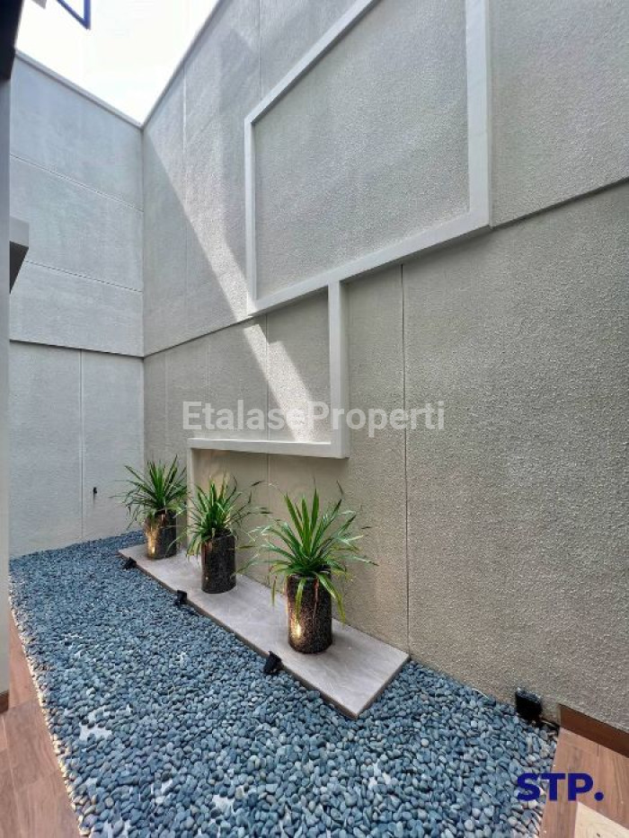 Foto properti Turun Harga - Rumah Baru Hoek Di Babatan Pantai Bonus Rooftop 5