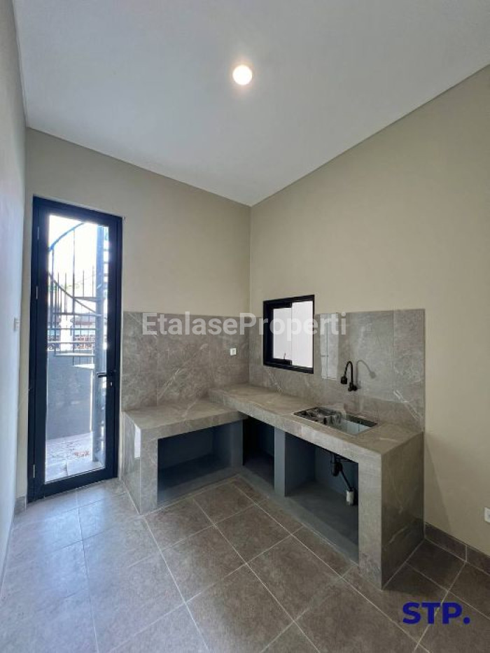 Foto properti Turun Harga - Rumah Baru Hoek Di Babatan Pantai Bonus Rooftop 6