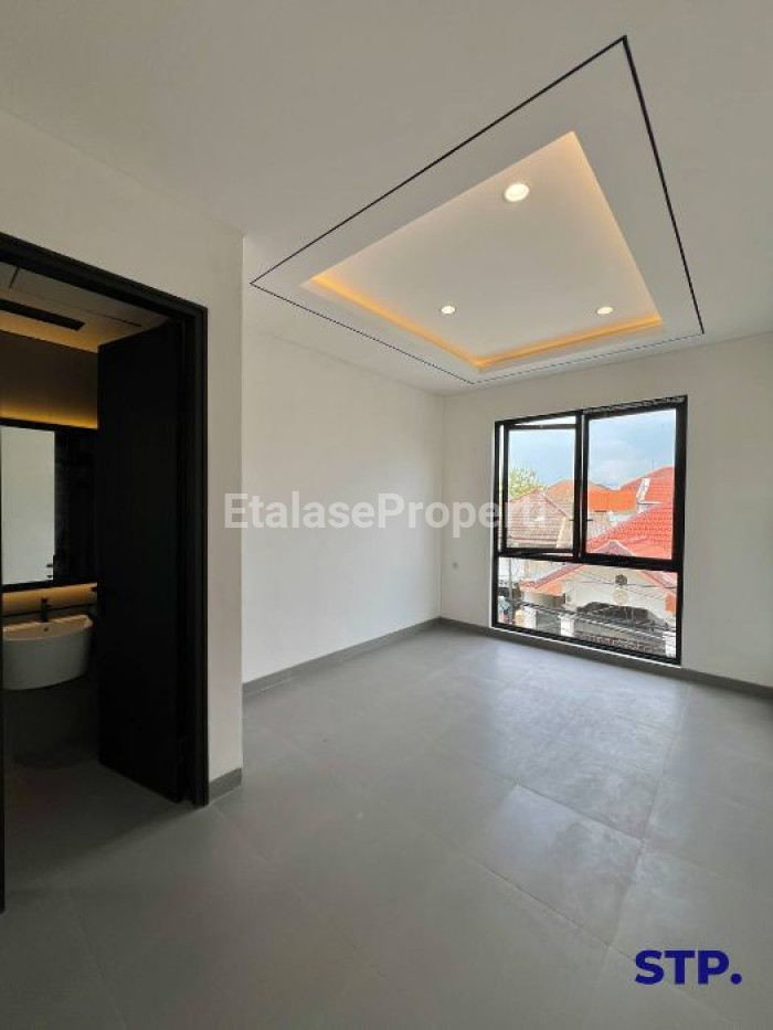 Foto properti Turun Harga - Rumah Baru Hoek Di Babatan Pantai Bonus Rooftop 7