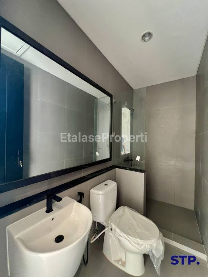Foto properti Turun Harga - Rumah Baru Hoek Di Babatan Pantai Bonus Rooftop 8