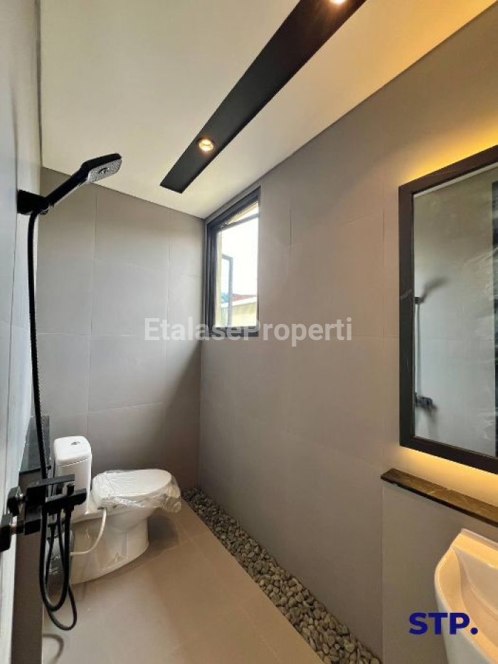 Foto properti Turun Harga - Rumah Baru Hoek Di Babatan Pantai Bonus Rooftop 9