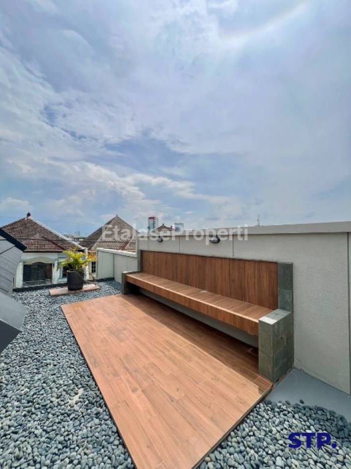Foto properti Turun Harga - Rumah Baru Hoek Di Babatan Pantai Bonus Rooftop 10