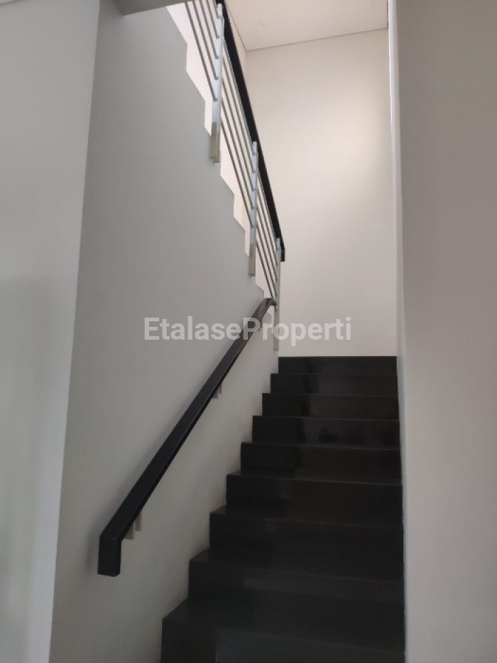 Foto properti Rumah Mewah Minimalis Siap Huni Di Graha Famili Blok SS Surabaya Barat 2