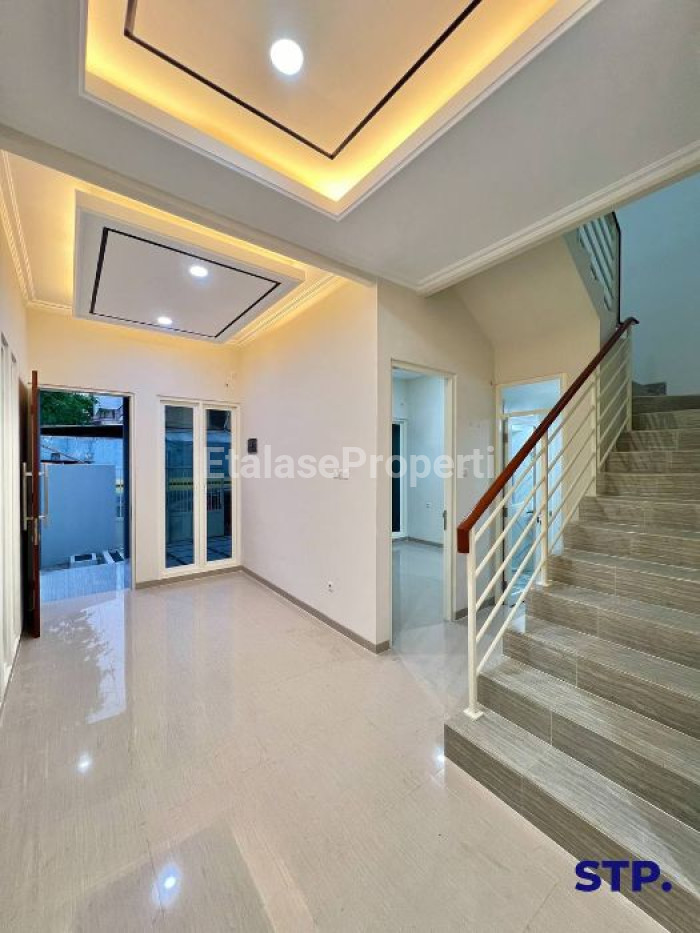 Foto properti Rumah Scandinavian Modern Di Tenggilis Tengah 2