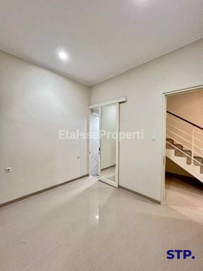 Foto properti Rumah Scandinavian Modern Di Tenggilis Tengah 6