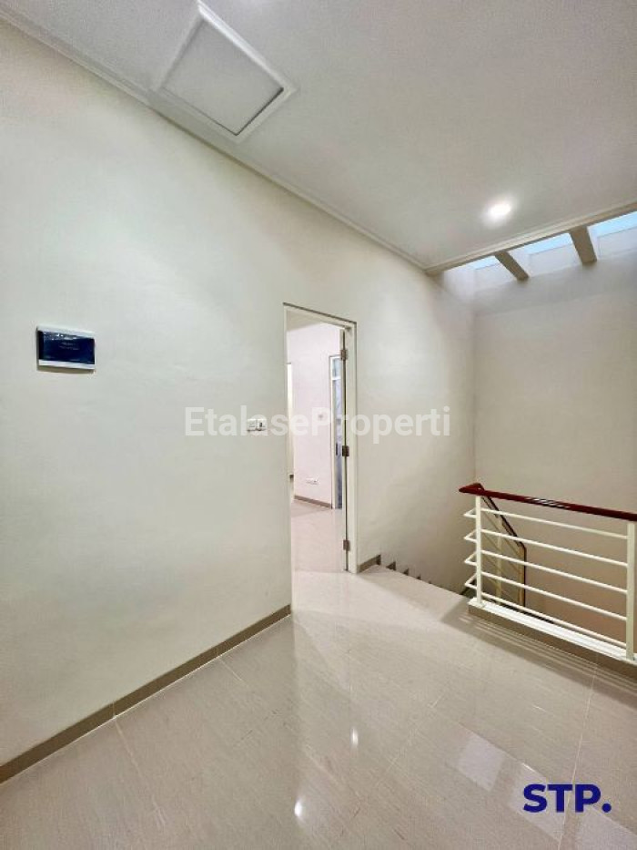 Foto properti Rumah Scandinavian Modern Di Tenggilis Tengah 7