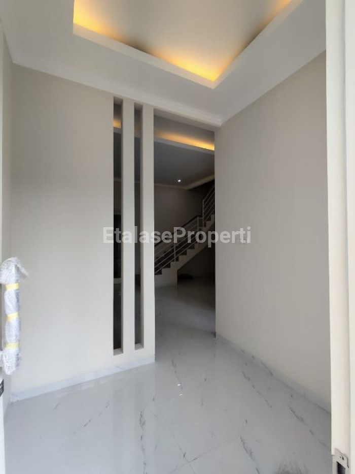 Foto properti Jual Rumah Baru Jemursari 5