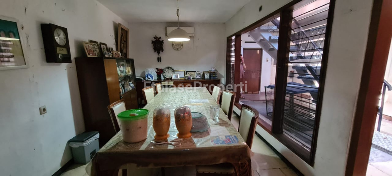 Foto properti *DIJUAL DIBAWAH PASARAN RUMAH STYLE KOLONIAL JALAN AMBENGAN* 6