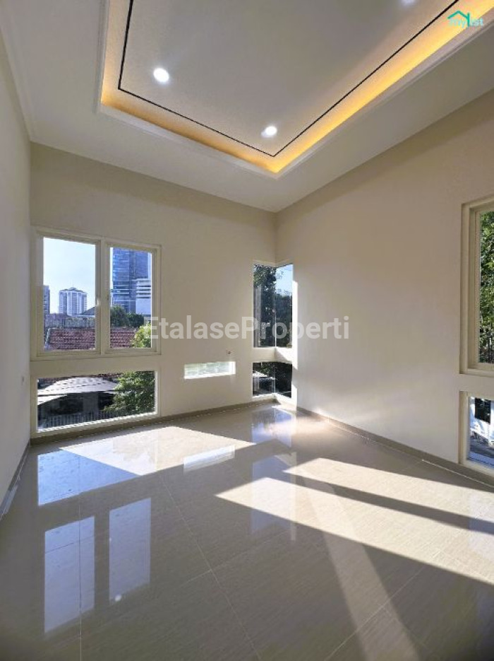 Foto properti Rumah Baru Gress 2 Lt Model Scandinavian Tenggilis Tengah Dekat Raya Prapen Dan Jemursari 8