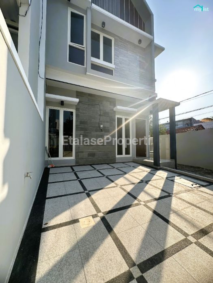 Foto properti Rumah Baru Gress 2 Lt Model Scandinavian Tenggilis Tengah Dekat Raya Prapen Dan Jemursari 10