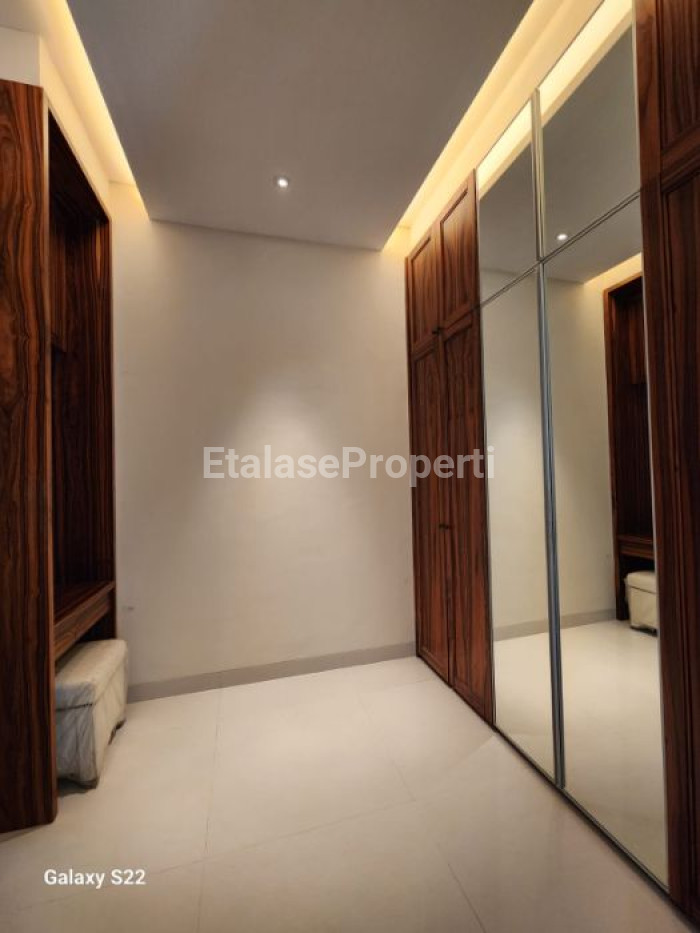 Foto properti Dijual Rumah Jemursari Timur, Bebas Banjir, Row Jalan 5 Mobil !! 3