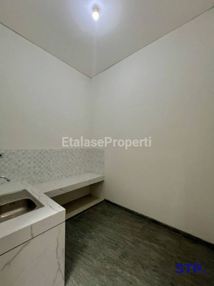 Foto properti Turun Harga - Rumah Baru Di Manyar Kertoadi Lebar 10 3