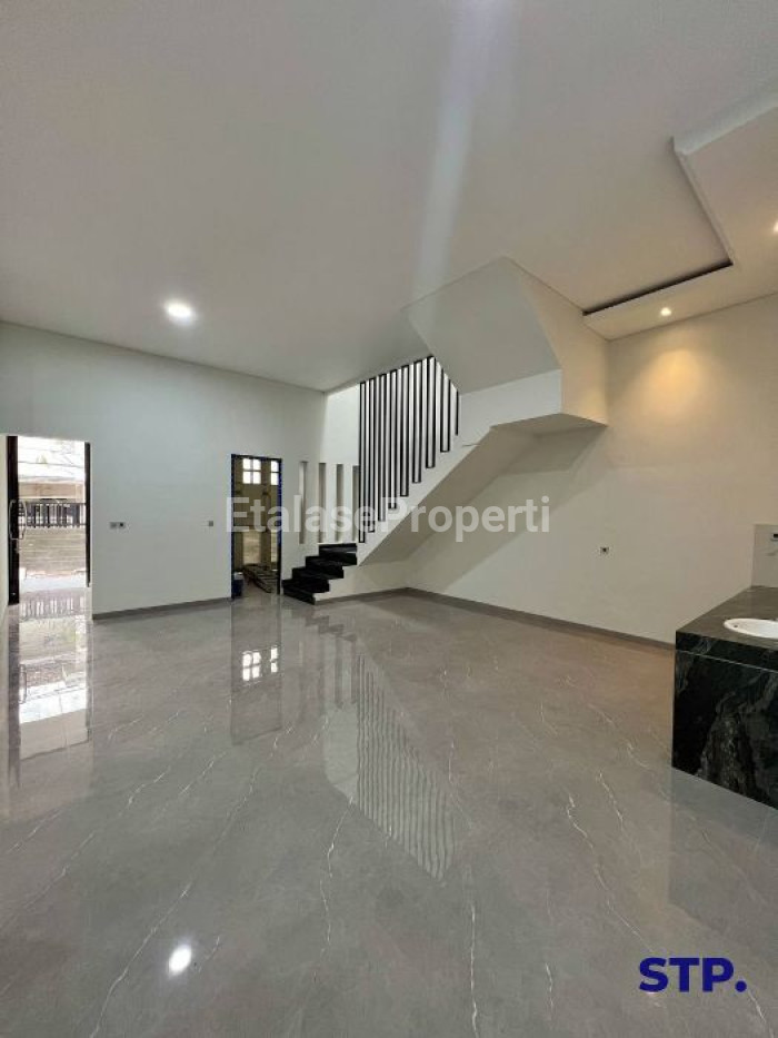 Foto properti Turun Harga - Rumah Baru Di Manyar Kertoadi Lebar 10 4