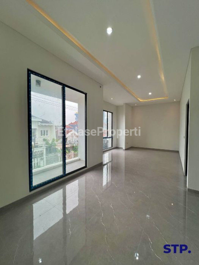Foto properti Turun Harga - Rumah Baru Di Manyar Kertoadi Lebar 10 8