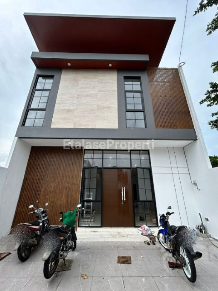 Foto properti Dijual Rumah Hook Di Sutorejo 2 Lantai Bagus 1