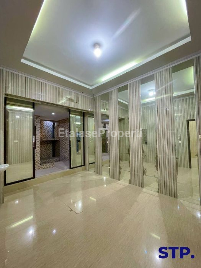 Foto properti Rumah Siap Huni Di Bronggalan, Kalijudan Full Renovasi Granite! 3