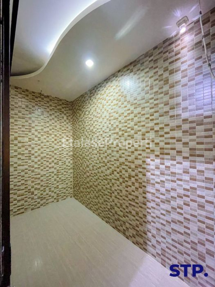 Foto properti Rumah Siap Huni Di Bronggalan, Kalijudan Full Renovasi Granite! 4