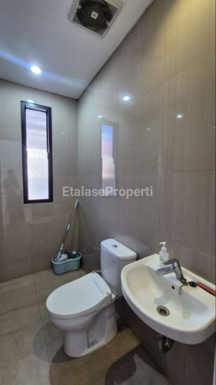 Foto properti Disewakan Rumah Di Darmo Harapan Indah Kosongan 3