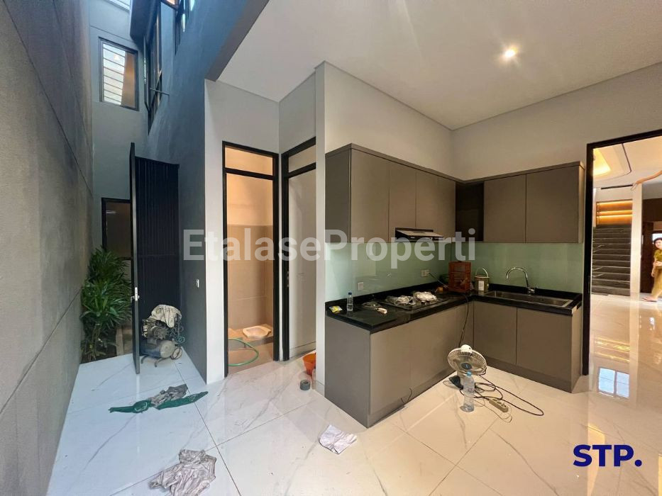 Foto properti Modern - Tropical 2025! Rumah Baru Di Manyar Kertoadi Surabaya 19