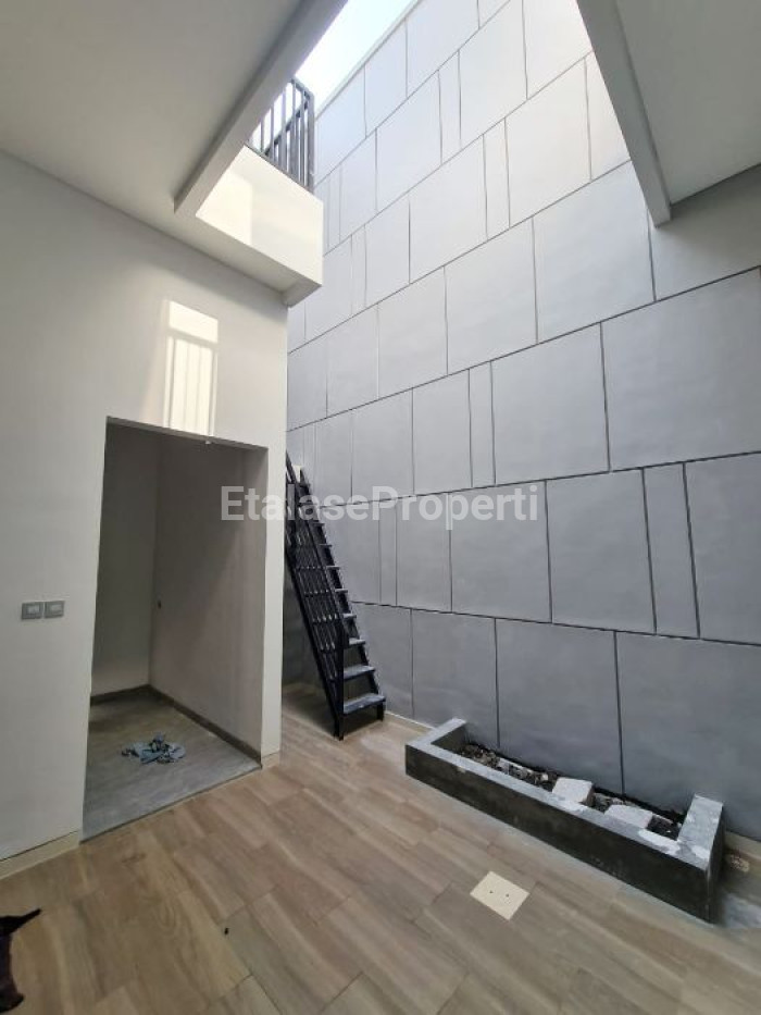 Foto properti Dijual Rumah 2 Lantai Baru Gress Daerah Manyar 2