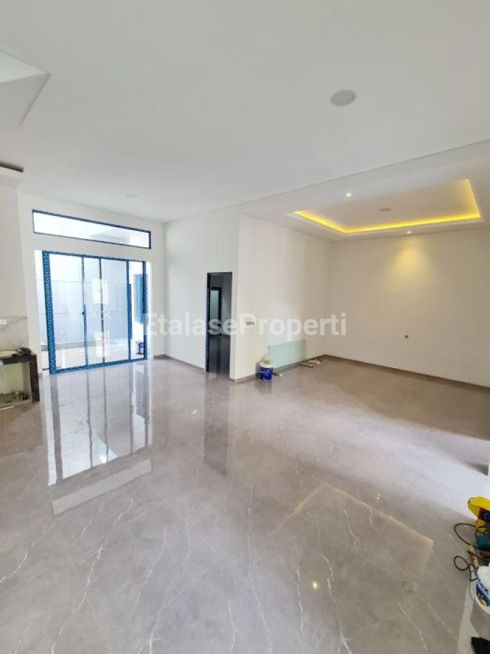Foto properti Dijual Rumah 2 Lantai Baru Gress Daerah Manyar 3