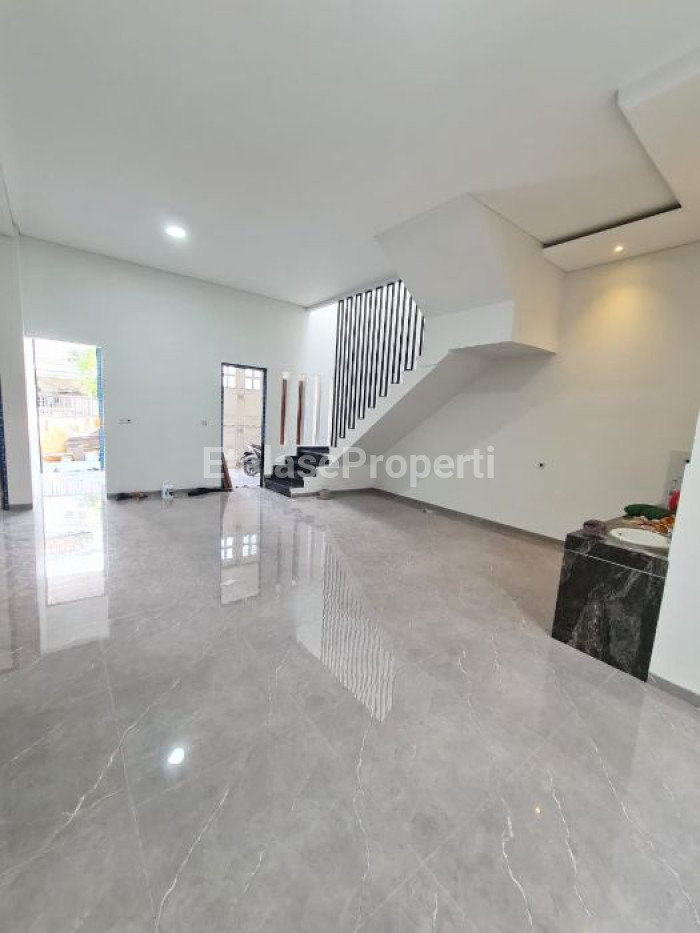 Foto properti Dijual Rumah 2 Lantai Baru Gress Daerah Manyar 4