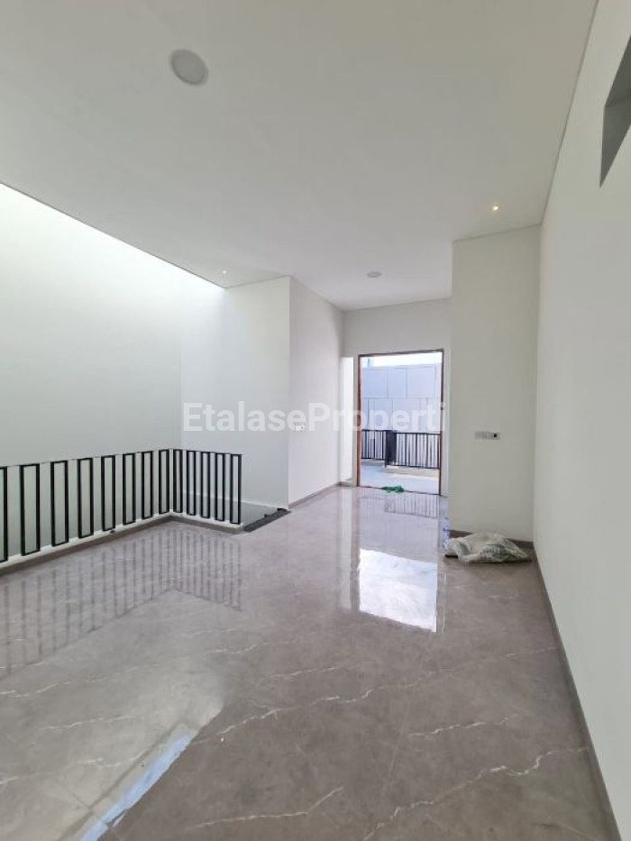 Foto properti Dijual Rumah 2 Lantai Baru Gress Daerah Manyar 6