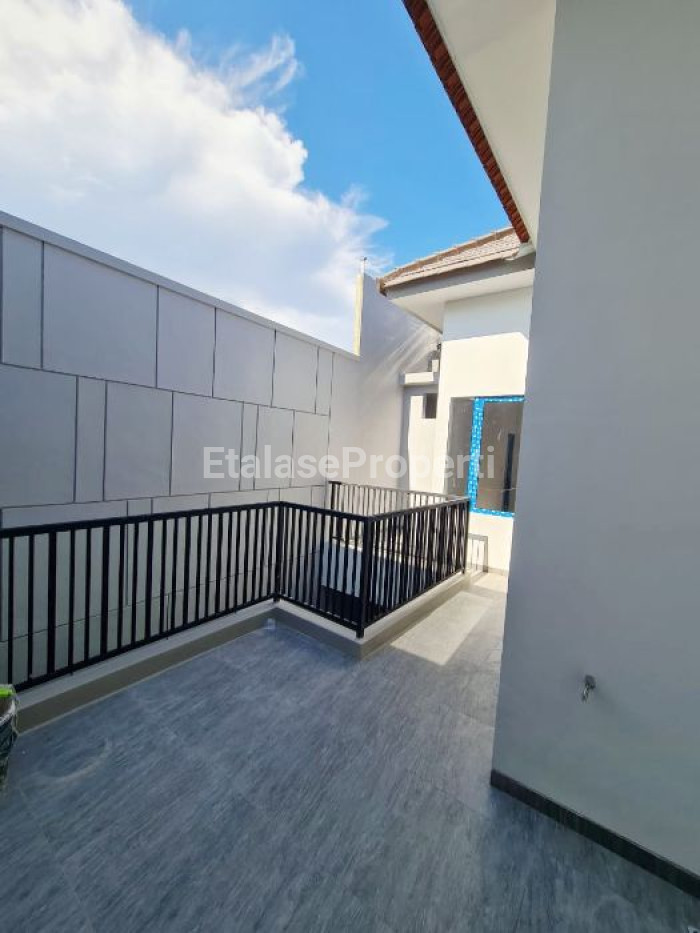 Foto properti Dijual Rumah 2 Lantai Baru Gress Daerah Manyar 8