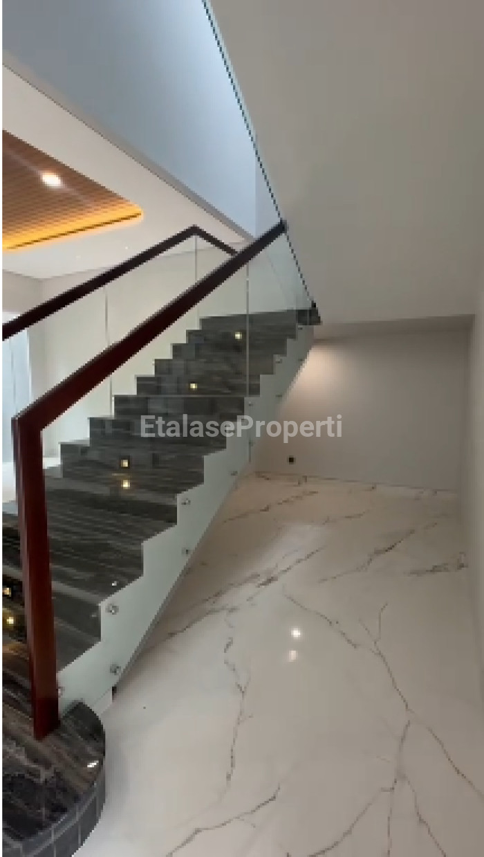 Foto properti Rumah Lux Baru 3 Lantai Di Citraland Waterfront Surabaya 5