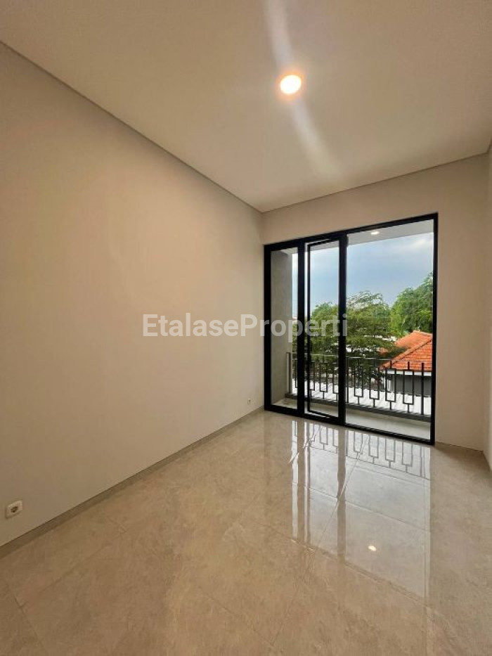 Foto properti 2 Unit, Rumah Baru Scandinavian Di Manyar Tirtoyoso Hadap Selatan Tipe B 6