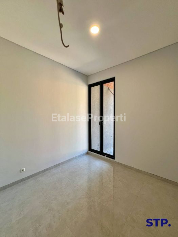 Foto properti 2 Unit, Rumah Baru Scandinavian Di Manyar Tirtoyoso Hadap Selatan Tipe C 4