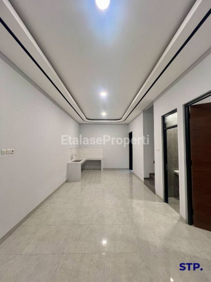 Foto properti Rumah Baru Scandinavian Di Manyar Tirtoyoso 2