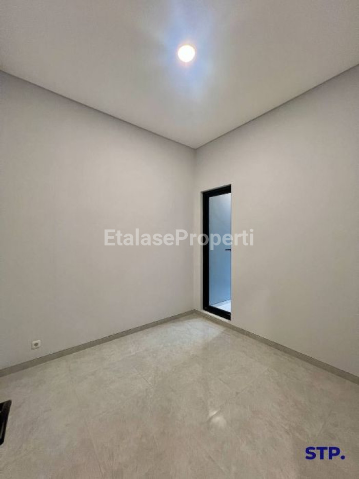 Foto properti Rumah Baru Scandinavian Di Manyar Tirtoyoso 4